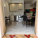 לינה וארוחת בוקר Al Mare 3*