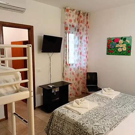 לינה וארוחת בוקר Al Mare 3*