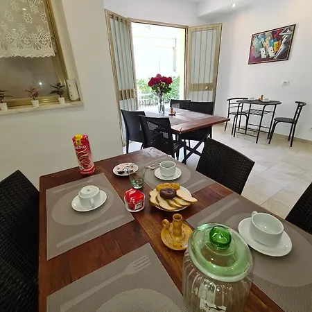 Al Mare Bed & Breakfast